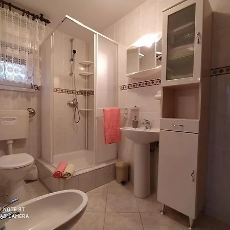 Coastal Comfort In Apartment *